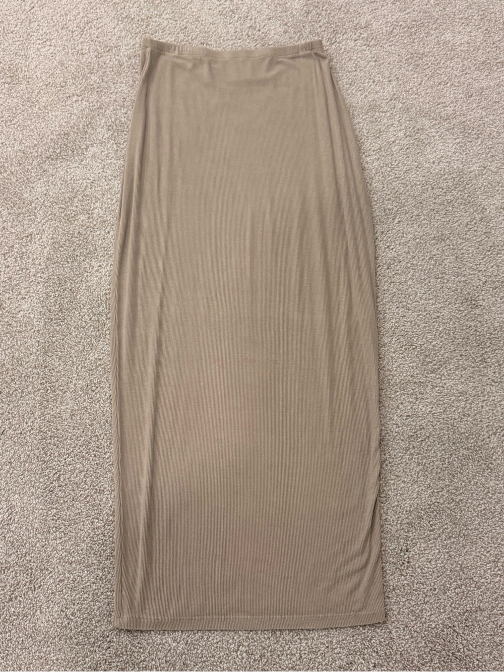 Point size small ribbed maxi skirt